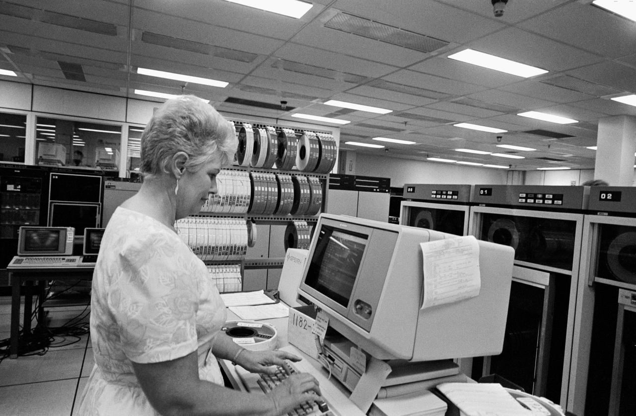 S86-30337 (4 April 1986) --- Digital data from the MADS tape is sent from Larue Forbes’ terminal to a hard copy printer in another facility at JSC.