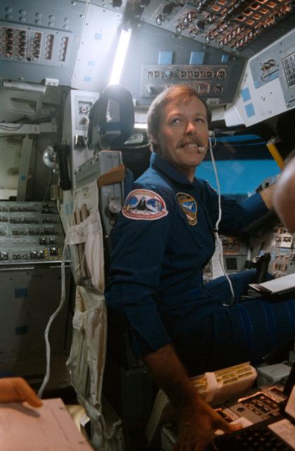 NASA image: STS-27 Atlantis - OV-104, Commander Gibson on SMS forward flight deck