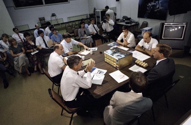 NASA image: STS-29 crewmembers receive briefing on Student Experiment (SE) 83-9