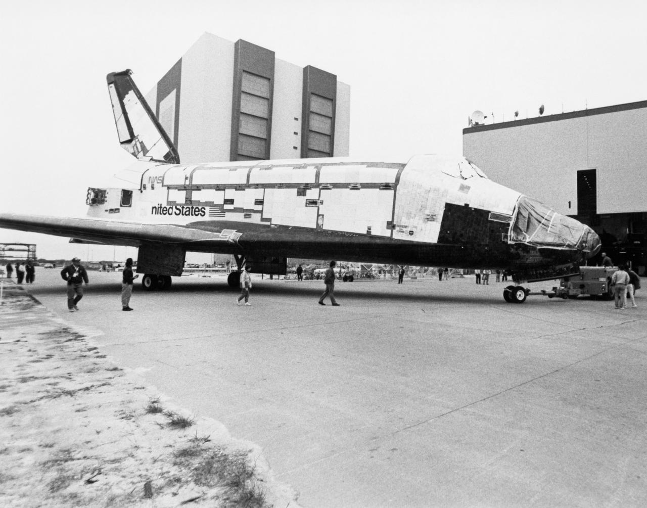 S89-28090 (24 Jan 1989) --- The orbiter Columbia, slated for mission STS-28 is rolled over from the Orbiter Maintenance and Refurbishment Facility to the Orbiter Processing Facility bay 1 to begin processing for its mission in July 1989. The Department of Defense dedicted mission will be commanded by astronaut Brewster Shaw.
