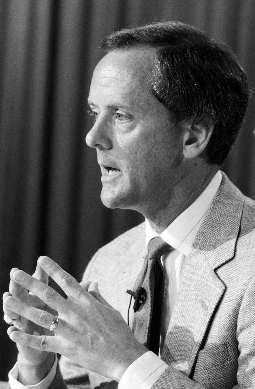 Lead flight director James M. Heflin, Jr answers question at STS-34's thirty days before launch (T-30) press briefing conducted in the JSC Auditorium and Public Affairs Facility Bldg 2 briefing room.