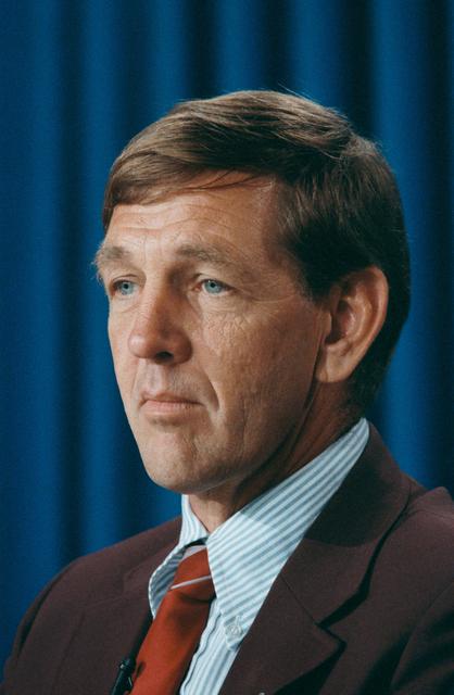 NASA image: STS-34 Pilot Michael J. McCulley during T-30 press briefing at JSC
