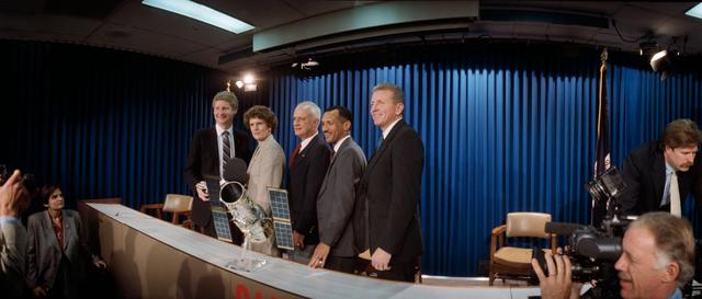 STS-31 crewmembers pose for informal portrait after T-30 briefing at JSC