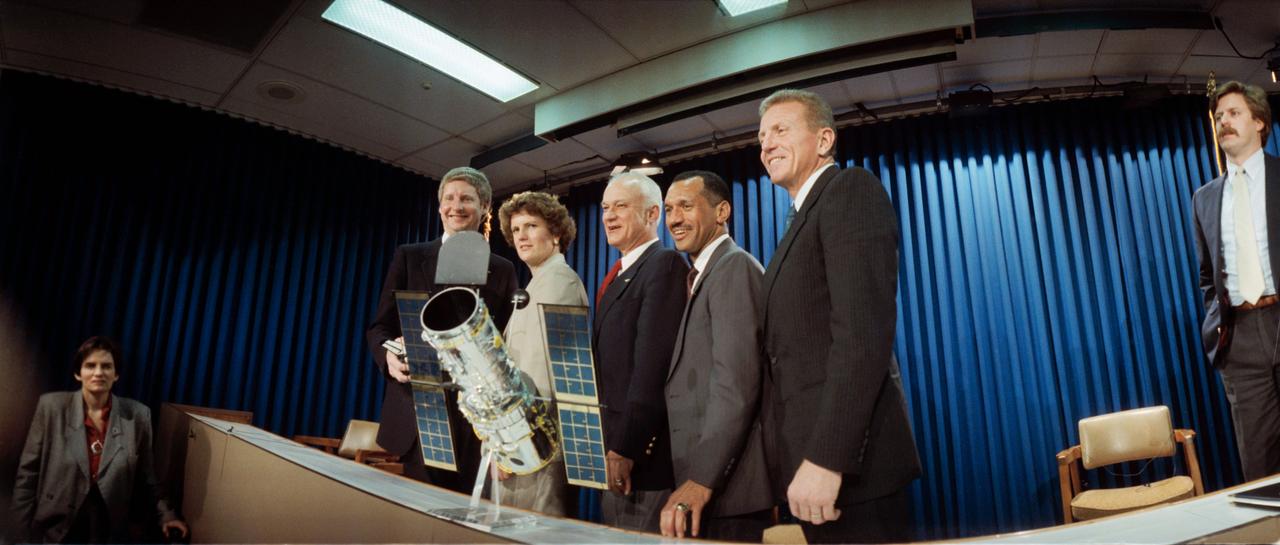 PHOTOS OF STS-31 (DISCOVERY) CREW WITH MODELS OF THE HUBBLE SPACE TELESCOPE (HST) AND SPACE SHUTTLE AT T-30 (THIRTY DAYS BEFORE LAUNCH) BRIEFING 03/22/90 IN THE AUDITORIUM AND PUBLIC AFFAIRS FACILITY BLDG 2. GROUP PHOTOS OF LOREN J. SHRIVER, CHARLES F. BOLDEN, STEVEN A. HAWLEY, BRUCE MCCANDLESS, AND KATHRYN D. SULLIVAN (32748, 32750, 32758-60 (WIDE ANGLE)) AND INDIVIDUAL PHOTOS OF HAWLEY (32747), MCCANDLESS (32751), SULLIVAN (32753-4), BOLDEN (32755), AND SHRIVER (32757) INCLUDED. ALSO PHOTGRAPHED TOGETHER ARE SULLIVAN, HAWLEY, MCCANDLESS (32749) AND BOLDEN, SHRIVER (32752, 32756).