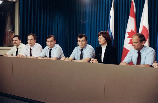 STS-71 Cosmonaut and Astronauts meet the press
