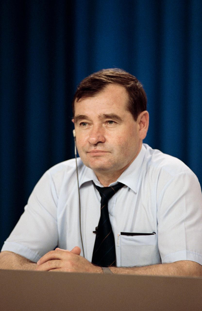Cosmonaut Gennadiy M. Strekalov, flight engineer for the Mir-18 mission, listens to a question from a news media representative. Crew members for two of the joint Space Shuttle/Mir missions met the press at JSC.