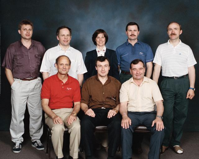 STS-71 astronauts and Mir cosmonauts team portrait