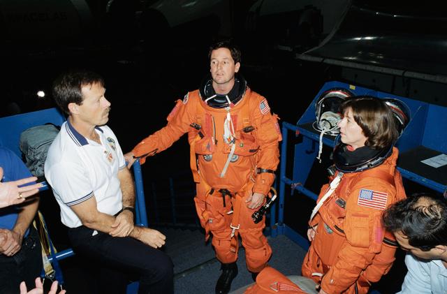 STS-71 astronauts before egress training