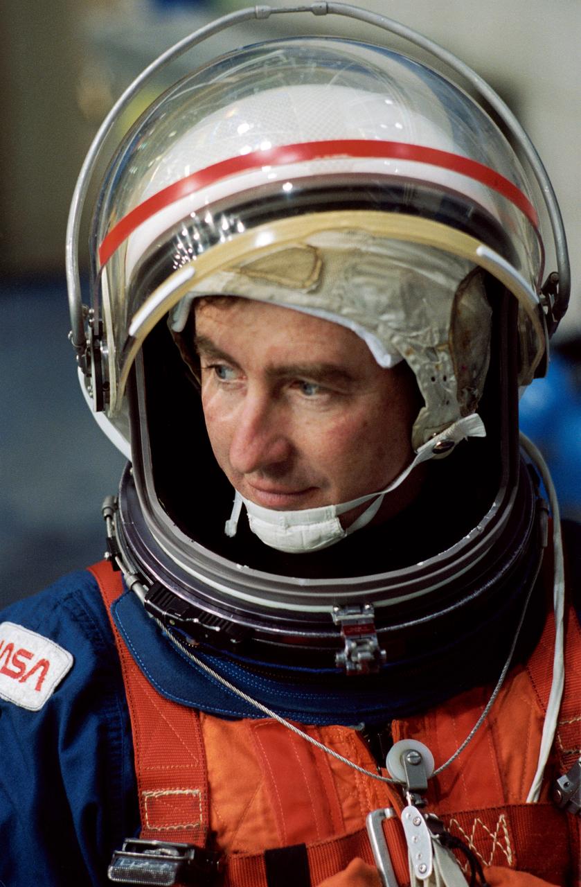 S95-03464 (16 Feb 1995) --- Attired in a training version of the Shuttle launch and entry garment, astronaut Terence T. (Tom) Henricks participates in a bailout training session at the Johnson Space Center's (JSC) systems integration facility. Henricks, mission commander for the STS-70 flight, was listening as a member of the crew training staff briefed the crew members on the use of parachute gear.