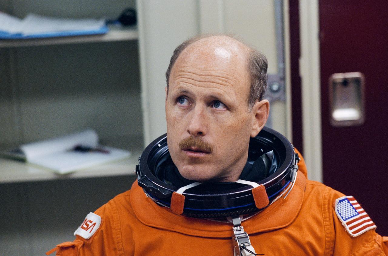 S95-09132 (27 Apr. 1995) --- As he watches one his STS-73 crew mates rappel from the top of a ?troubled Shuttle,? astronaut Kenneth D. Bowersox, mission commander, prepares to participate in an emergency egress training session in the Johnson Space Center?s (JSC) Systems Integration Facility.  Five astronauts and two payload specialists from the private sector will fly aboard the Space Shuttle Columbia later this year to support the United States Microgravity Laboratory (USML-2) mission.