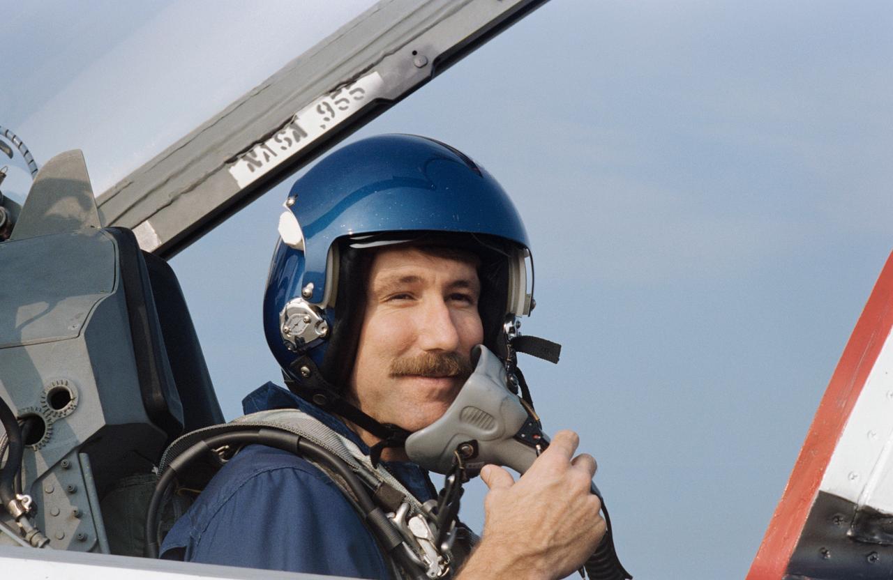 S95-17155 (24 Aug. 1995) --- Astronaut Kent V. Rominger sits in the forward station of a NASA T-38 jet trainer. Rominger was named last year as pilot for the U.S. Microgravity Laboratory (USML-2) mission, scheduled for next year.