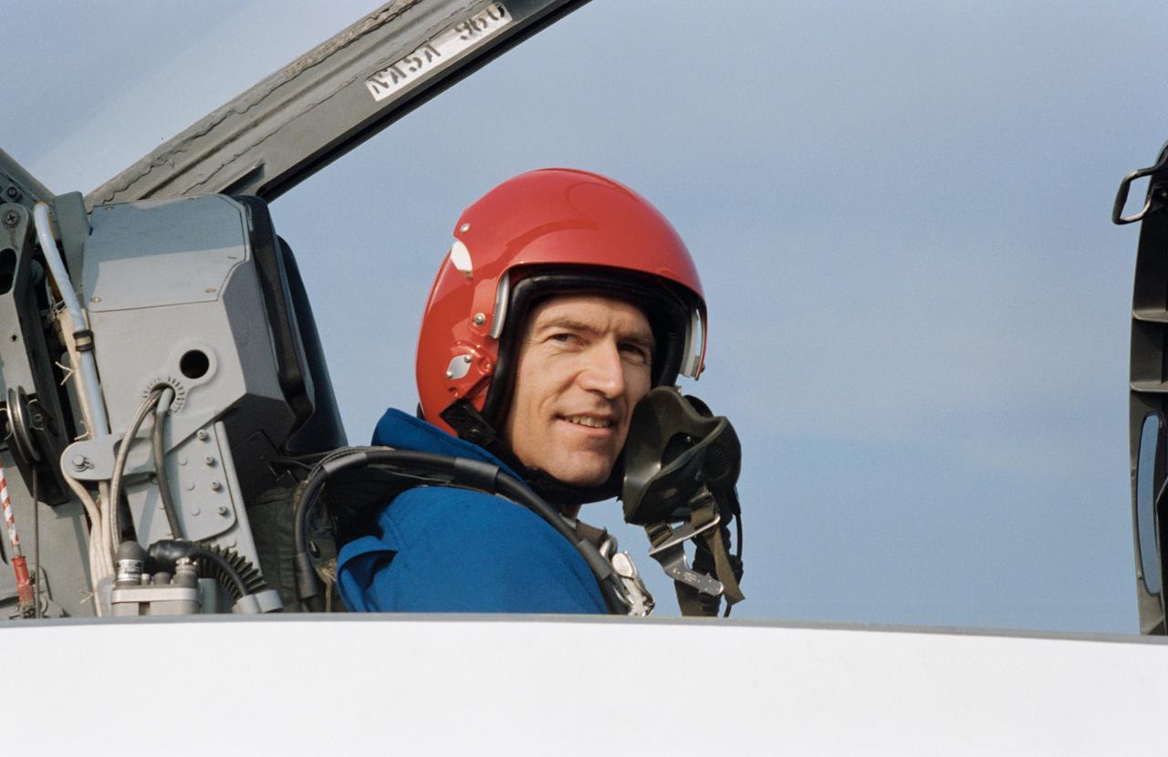 S95-17156 (24 Aug. 1995) --- Payload specialist Fred Leslie prepares to take a familiarization flight in the rear station of a T-38 jet trainer aircraft, based at Ellington Field, near the Johnson Space Center (JSC).  Leslie was named last year as one of seven crew members for the U.S. Microgravity Laboratory (USML-2) mission.