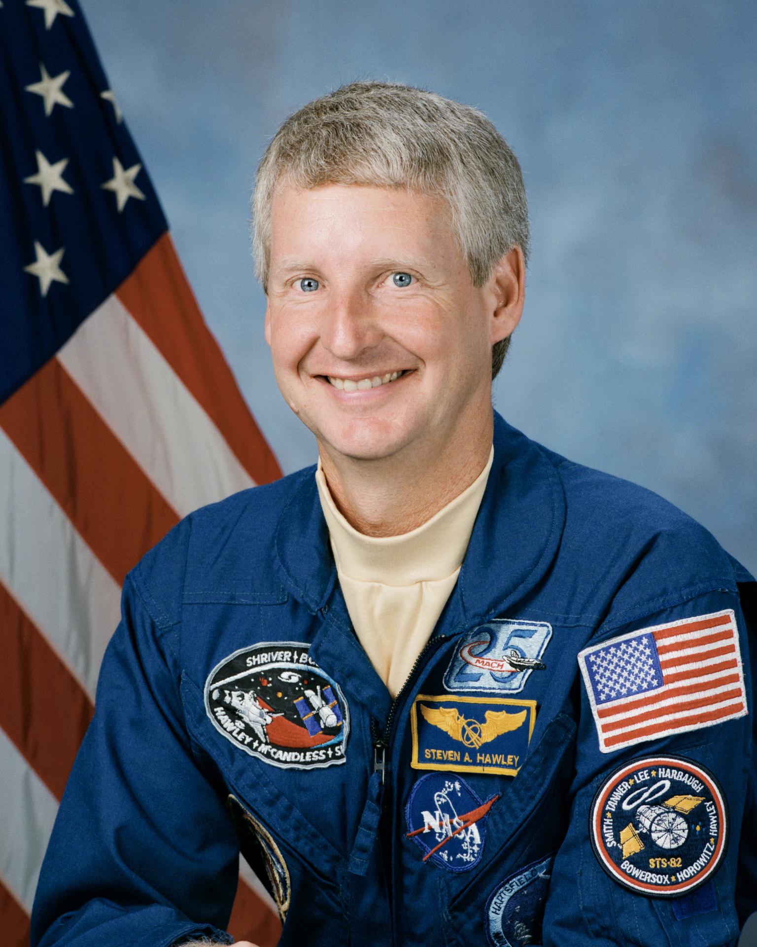 Official astronaut portrait for Steven Hawley.
