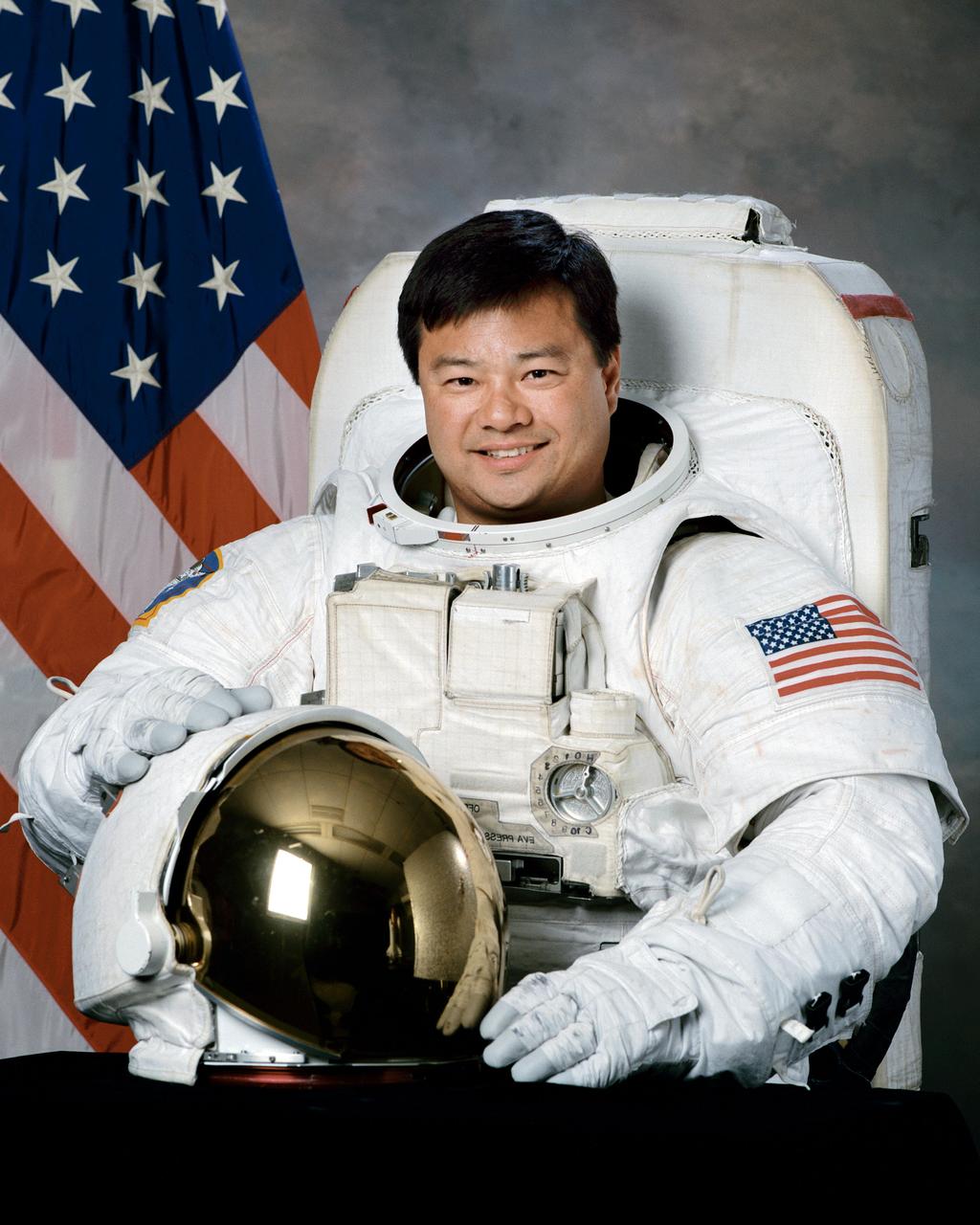 S98-01237 (1 Dec 1997) --- Astronaut Leroy J. Chiao.