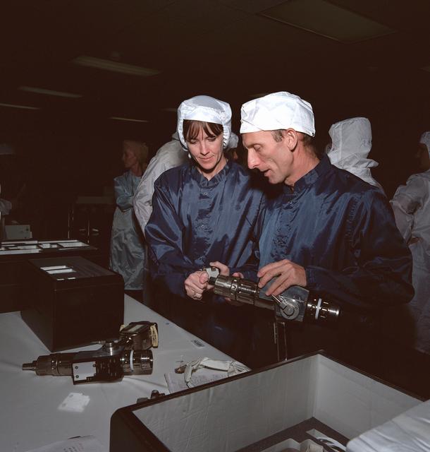 NASA image: STS-99 crew conducts a bench review in USA building 1