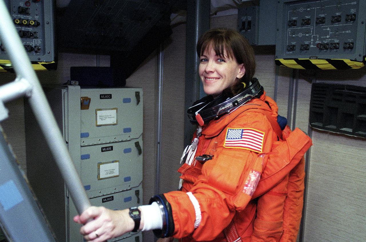 S99-10568 (24 August 1999) --- Astronaut Janet L. Kavandi, mission specialist,  participates in a training exercise in preparation for her upcoming flight aboard the Space Shuttle Endeavour. She is on the mid deck of one of the shuttle trainers in the Johnson Space Center's  Systems Integration Facility.