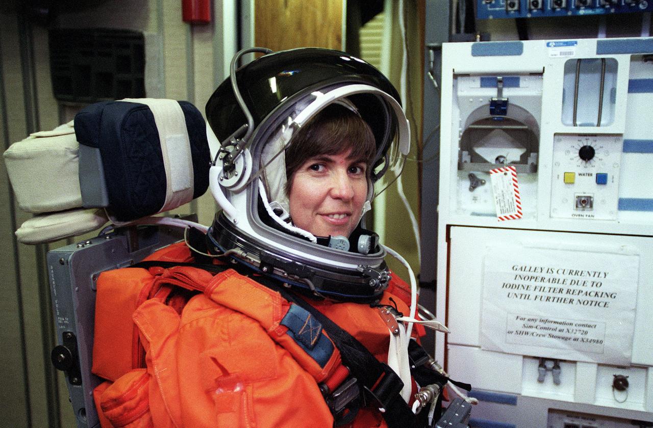 S99-10569 (24 August 1999) --- Astronaut Janice Voss, STS-99 mission specialist,  simulates a countdown during training at the Johnson Space Center's Systems Integration Facility.  Voss is on the mid deck of a shuttle trainer to participate in a dress rehearsal for the pre-launch phase of her upcoming flight aboard the Space Shuttle Endeavour.