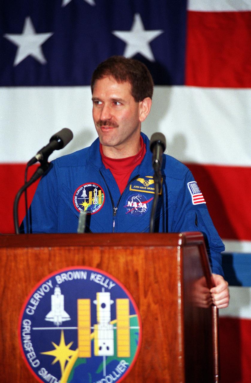 S99-16048 (28 December 1999) --- Astronaut John M. Grunsfeld speaks at crew return ceremony at Ellington Field.