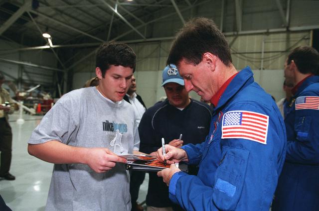 NASA image: STS-103 crew return at building 990, Ellington Field
