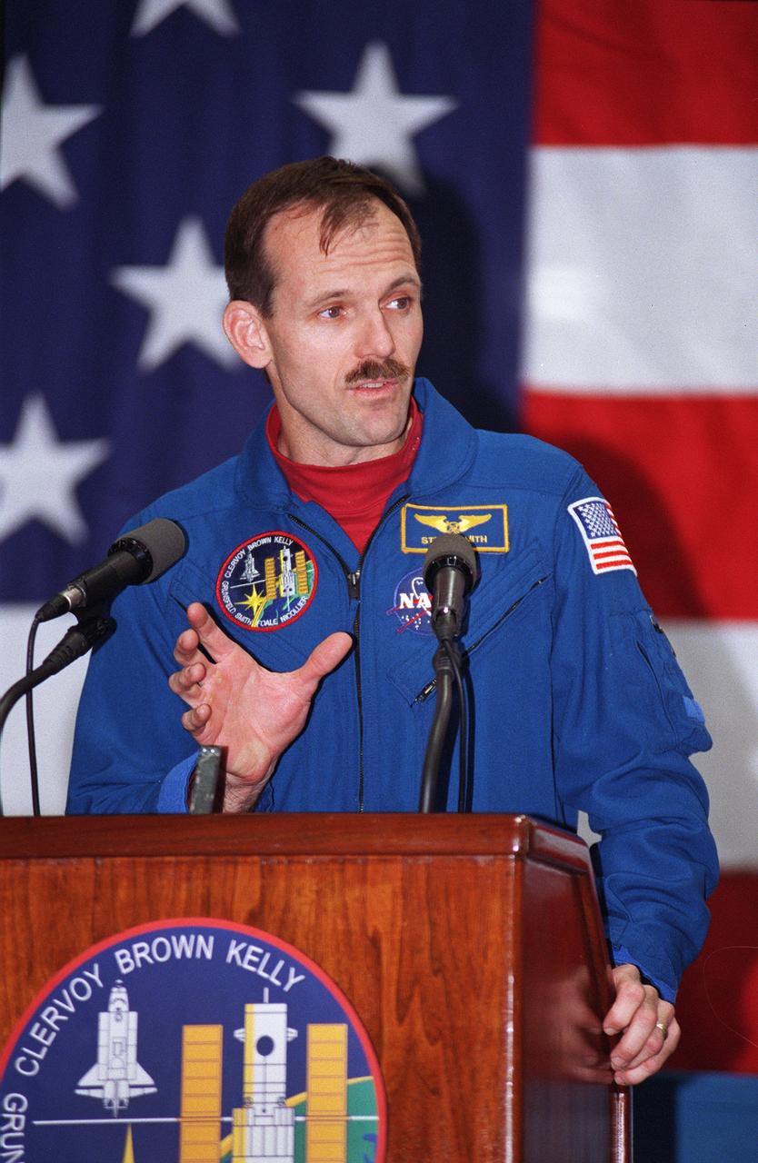S99-16066 (28 December 1999) --- Astronaut Steven L. Smith, payload commander, speaks at crew return ceremony at Ellington Field.
