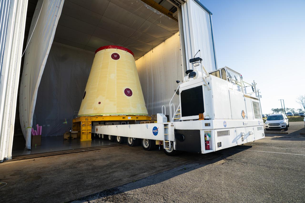 아르테미스 3호용 발사체 어댑터를 이동하는 NASA 기술자들