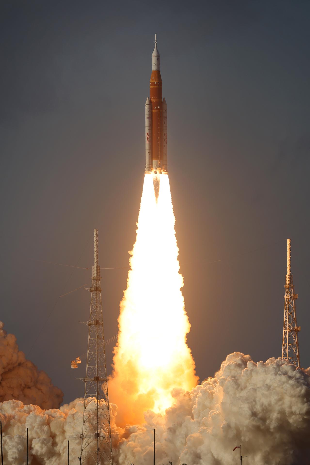 アルテミス2 SLSロケット打ち上げ