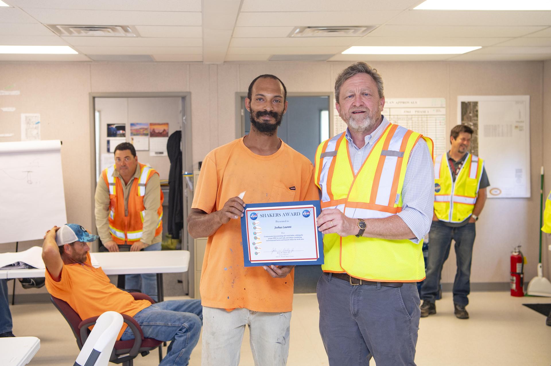 Fotomural : NASA Stennis Leaders Recognize Employees for Working Safely