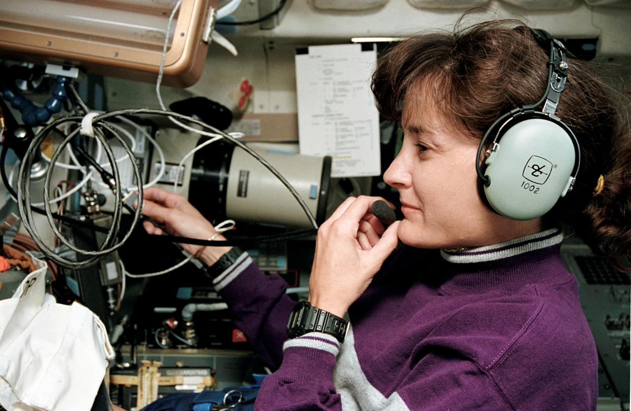 STS059-16-028 (9-20 April 1994) --- Onboard the Space Shuttle Endeavour, astronaut Linda M. Godwin talks to students via the Shuttle Amateur Radio Experiment (SAREX). The payload commander, as well as several other STS-59 crew members spent some off-duty time using the amateur radio equipment to communicate with "Hams" and students on Earth.