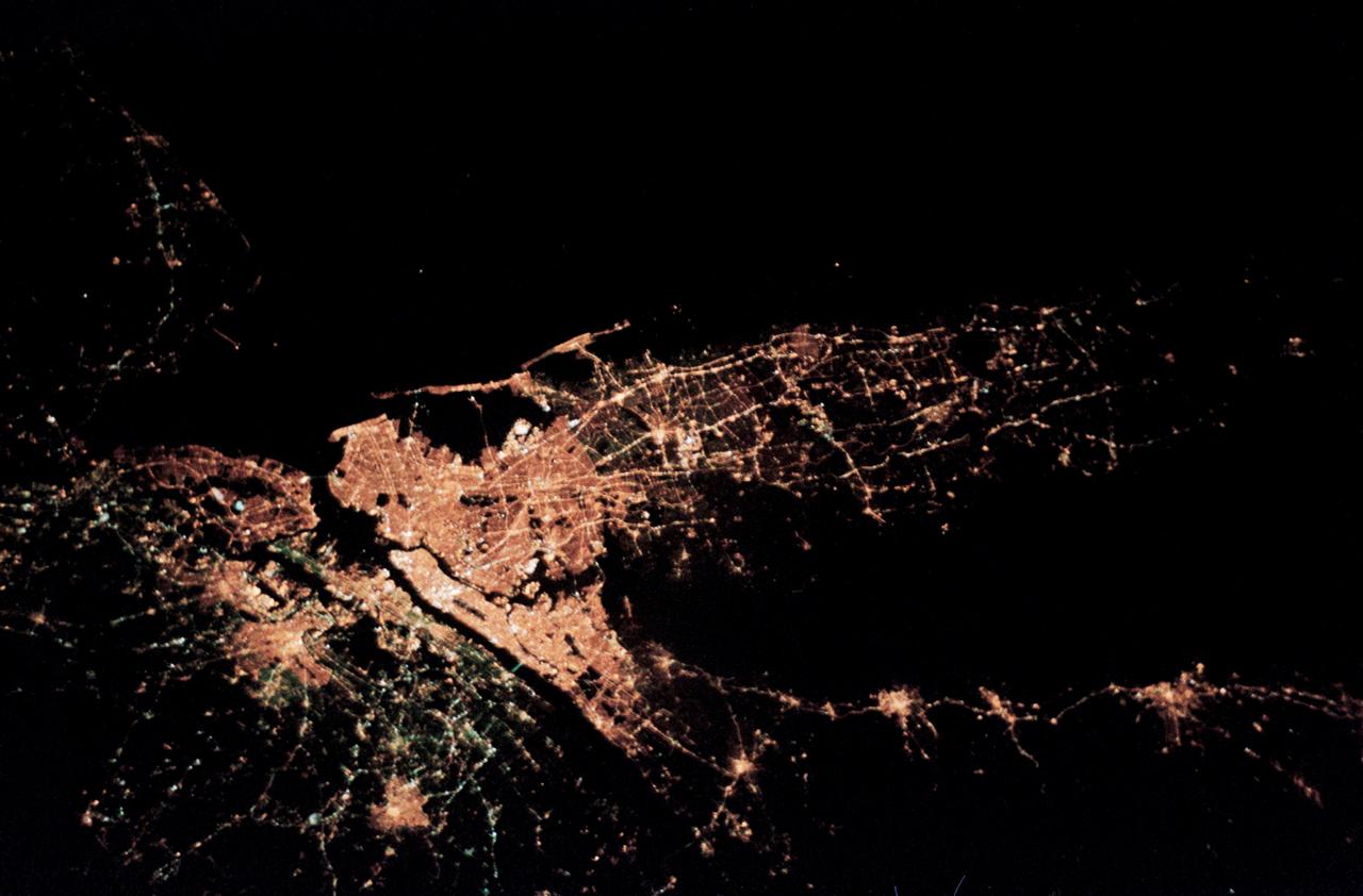 STS059-50-003 (9-20 April 1994) --- This 35mm night image of the New York City metropolitan area was captured by the crew of the STS-59 crew during the Space Radar Laboratory (SRL) mission. Scientists studying film from the Space Shuttle Endeavour feel this is the best nocturnal view of this region from the manned space program.