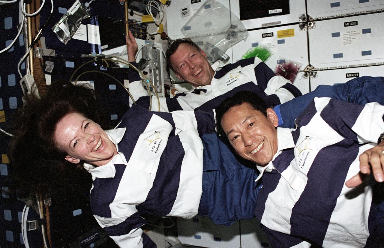 STS099-317-035 (11-22 February 2000) ---  Astronauts (from left) Janet L. Kavandi,  Dominic L. Gorie and Mamoru Mohri float  on Endeavour's mid deck during one of the eleven-day SRTM mission's lighter moments.
