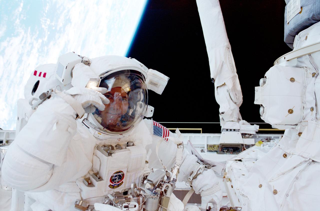 STS102-315-031 (13 March 2001) --- Astronaut Paul W. Richards, STS-102 mission specialist, works in the cargo bay of the Space Shuttle Discovery during the second of two scheduled STS-102 space walks.