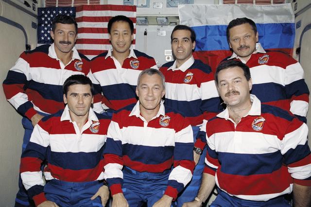 STS-106 crewmembers pose for a official group photograph on Zvezda