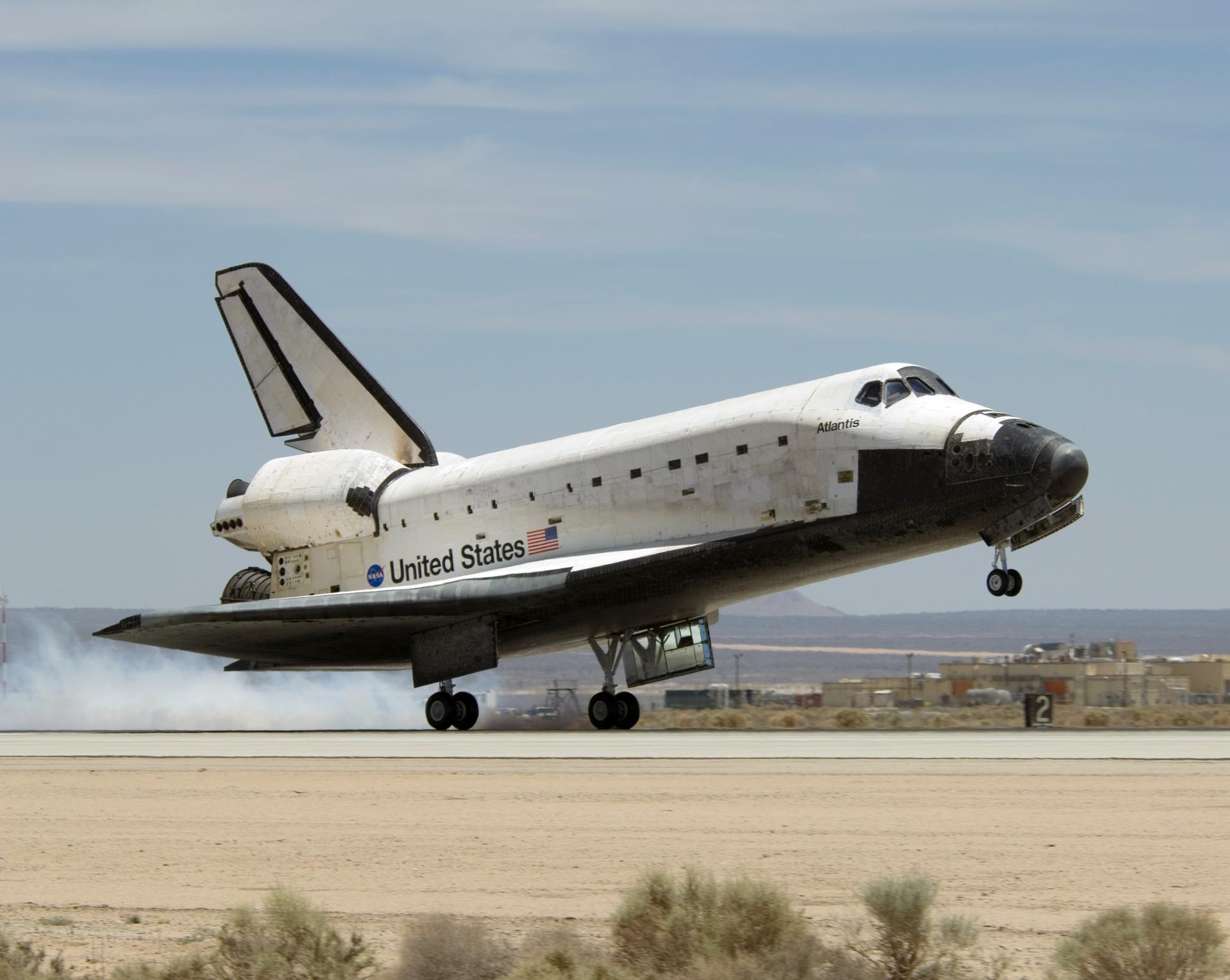 Space Shuttle Atlantis lands at Edr