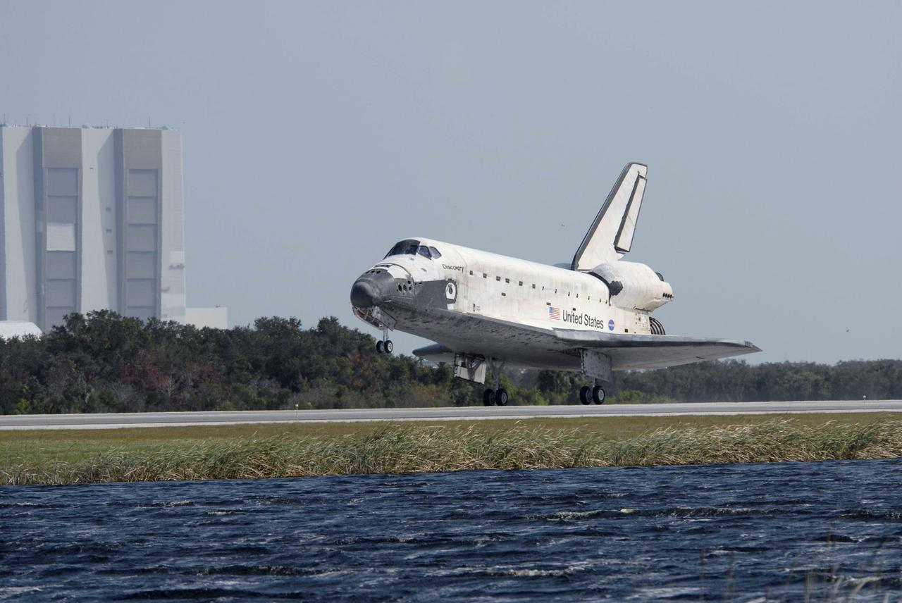 STS120-S-070 (7 Nov. 2007) --- Space Shuttle Discovery touches down on runway 33 of the Shuttle Landing Facility at NASA's Kennedy Space Center, concluding the 15-day STS-120 mission to the International Space Station. Onboard are astronauts Pam Melroy, commander; George Zamka, pilot; Scott Parazynski, Stephanie Wilson, Doug Wheelock, Clay Anderson and European Space Agency's (ESA) Paolo Nespoli, all mission specialists. Main gear touchdown was 1:01:16 p.m. (EST) on Nov. 7, 2007. Wheel stop was at 1:02:07 p.m. Mission elapsed time was 15 days, 2 hours, 24 minutes and 2 seconds. The STS-120 crew continued the construction of the station with the installation of the Harmony Node 2 module and the relocation of the P6 truss.