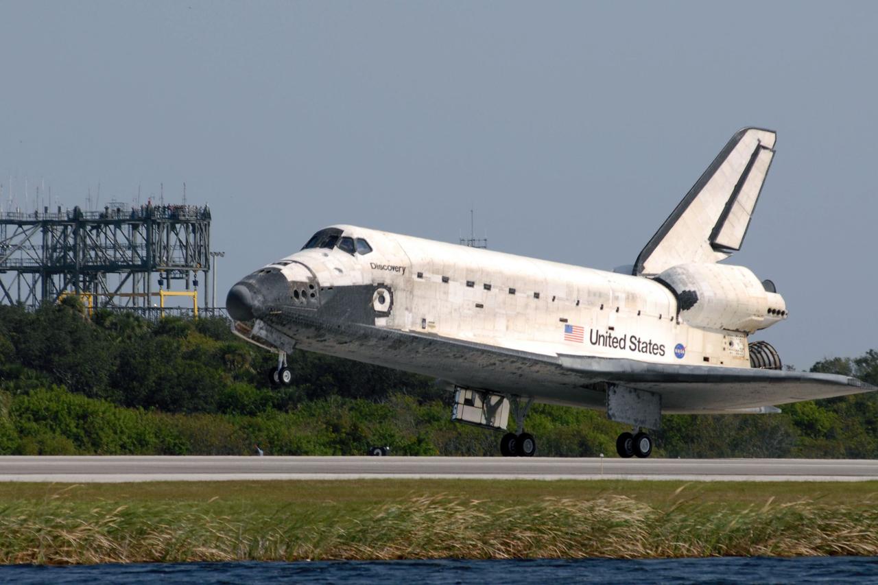 STS120-S-082 (7 Nov. 2007) --- The Space Shuttle Discovery lands at NASA's Kennedy Space Center, completing the 15-day STS-120 mission to the International Space Station. Discovery landed at 1:01 p.m. (EST) Nov. 7 after a mission that included on-orbit construction of the station with the installation of the Harmony Node 2 module and the relocation of the P6 truss.