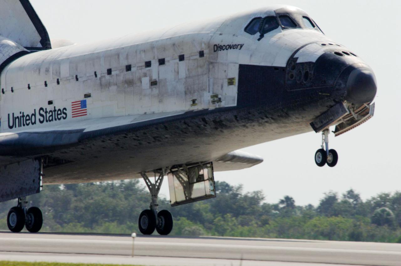 STS120-S-083 (7 Nov. 2007) --- The Space Shuttle Discovery lands at NASA's Kennedy Space Center, completing the 15-day STS-120 mission to the International Space Station. Discovery landed at 1:01 p.m. (EST) Nov. 7 after a mission that included on-orbit construction of the station with the installation of the Harmony Node 2 module and the relocation of the P6 truss.