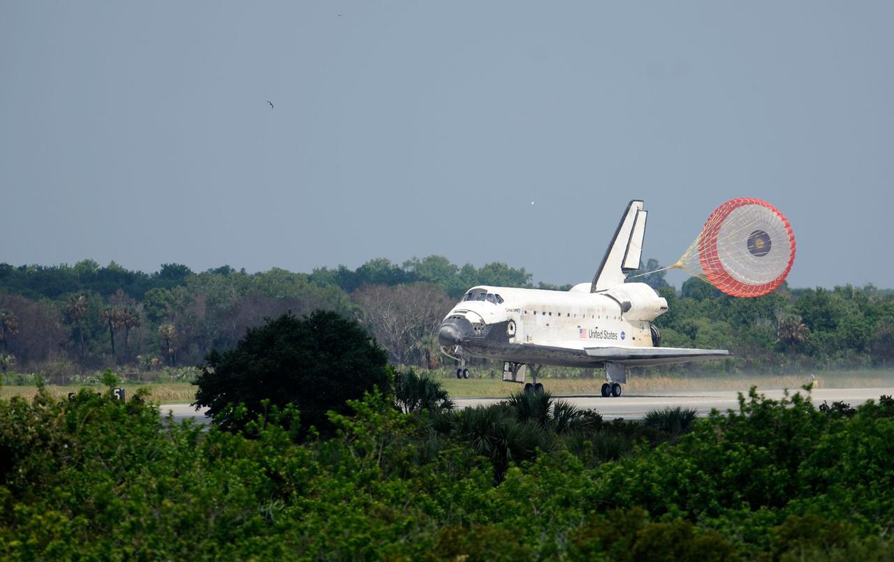 The space shuttle Discovery touches down at 11:15 a.m. EDT, Saturday, June 14, 2008, at the Kennedy Space Center in Florida.  During the 13-day mission, Discovery and the crew of STS-124 delivered new components of the Japanese Experiment Module, or Kibo, to the International Space Station and the Canadian-built Special Purpose Dextrous Manipulator to the International Space Station.  Photo Credit: (NASA/Bill Ingalls)