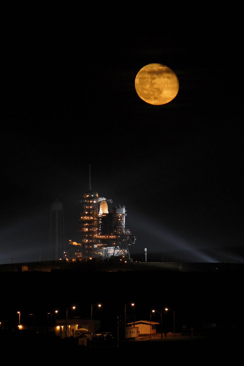 STS126 launch imagery