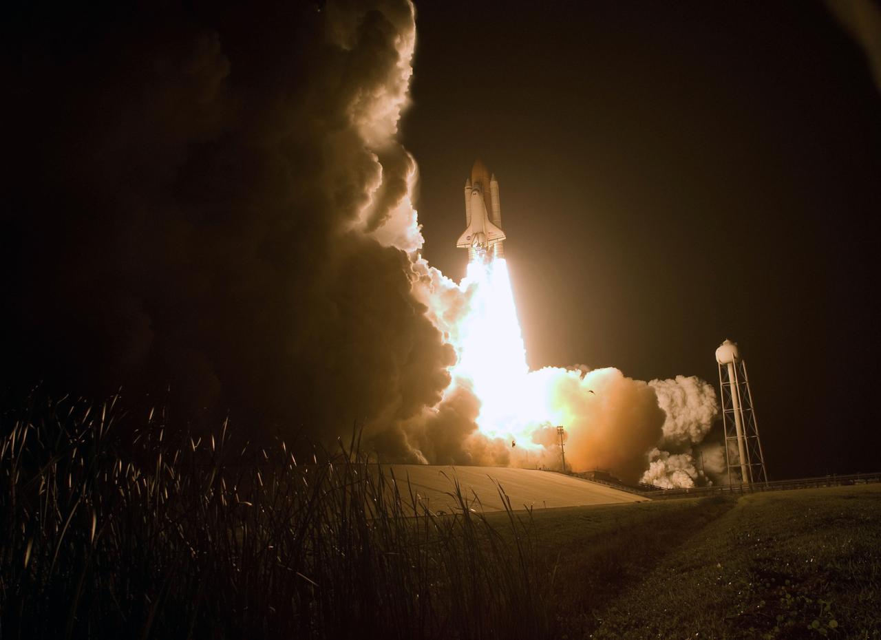 STS126 launch imagery