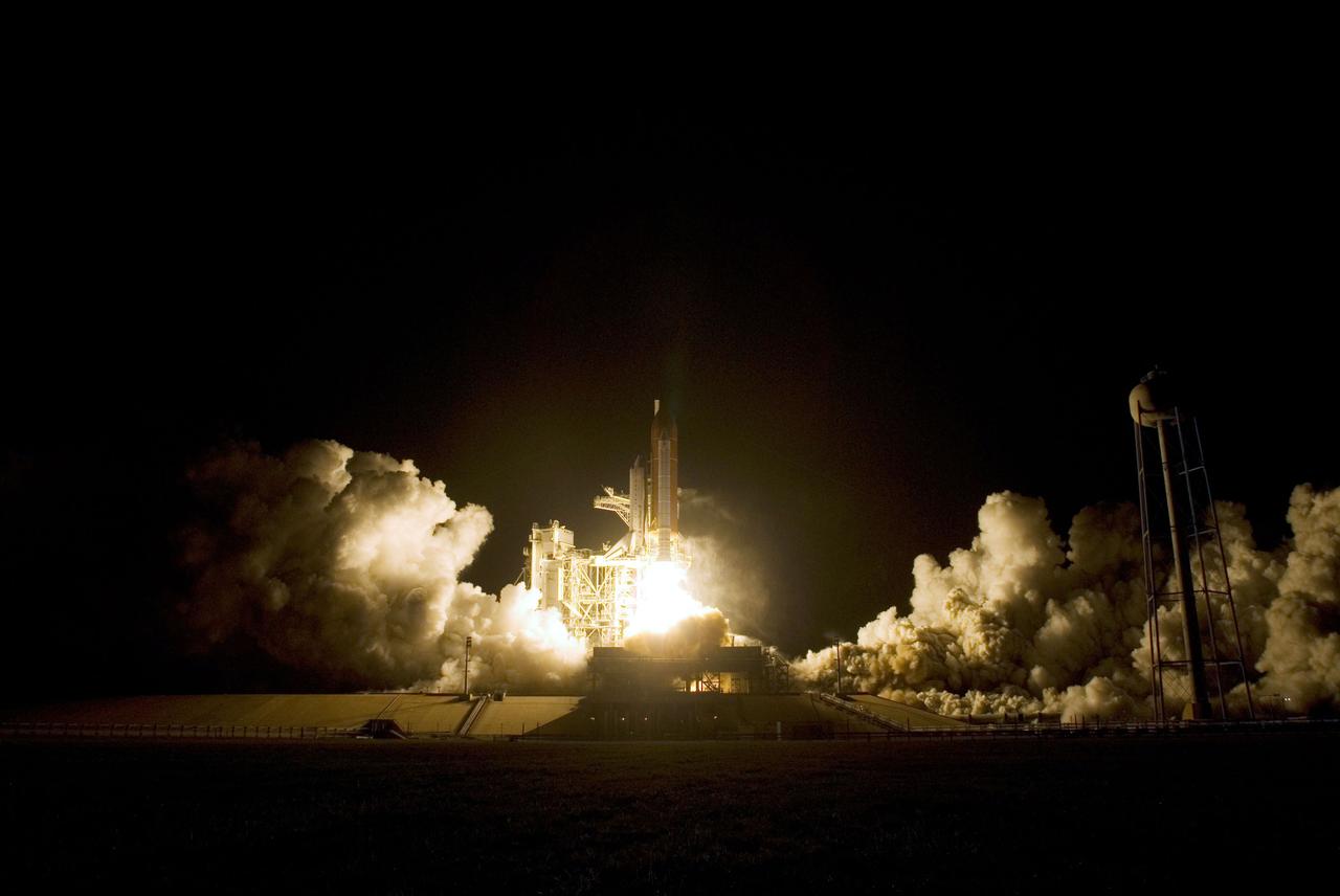 STS126 launch imagery