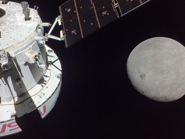 NASA image: Orion Approaches Moon for Outbound Powered Flyby