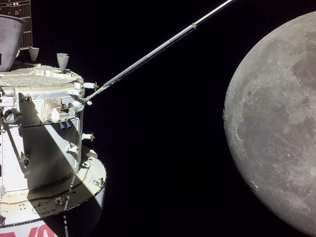 NASA image: Orion Approaches Moon for Return Powered Flyby