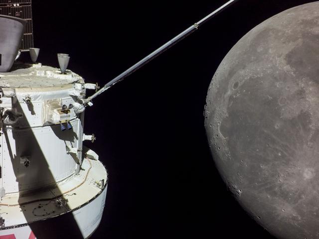 NASA image: Orion Approaches Moon for Return Powered Flyby