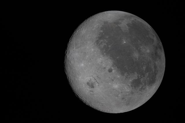 art002e009212 (April 6, 2026) In this fully illuminated view of the Moon, the...