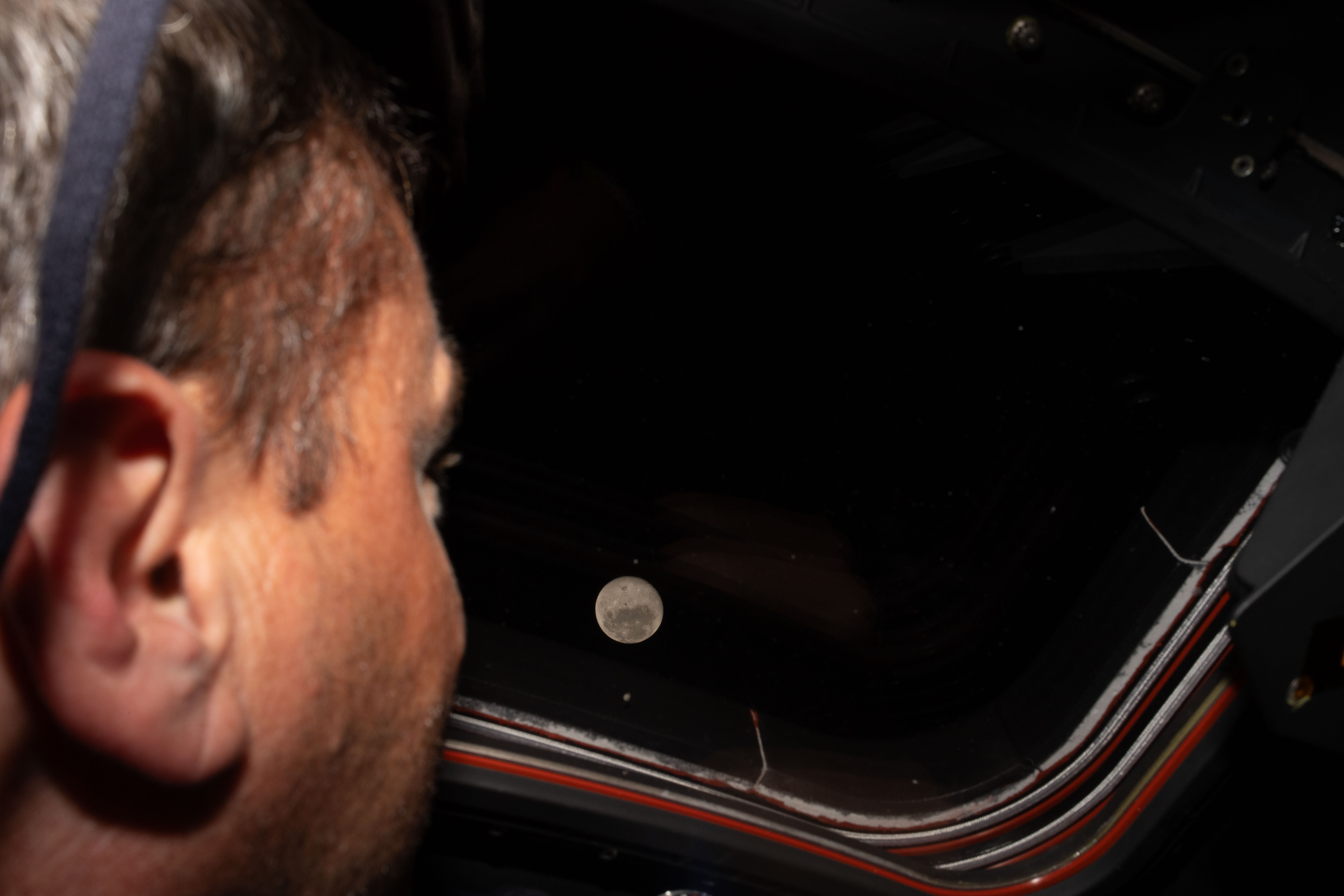 Reid Wiseman looks at the Moon from Orion