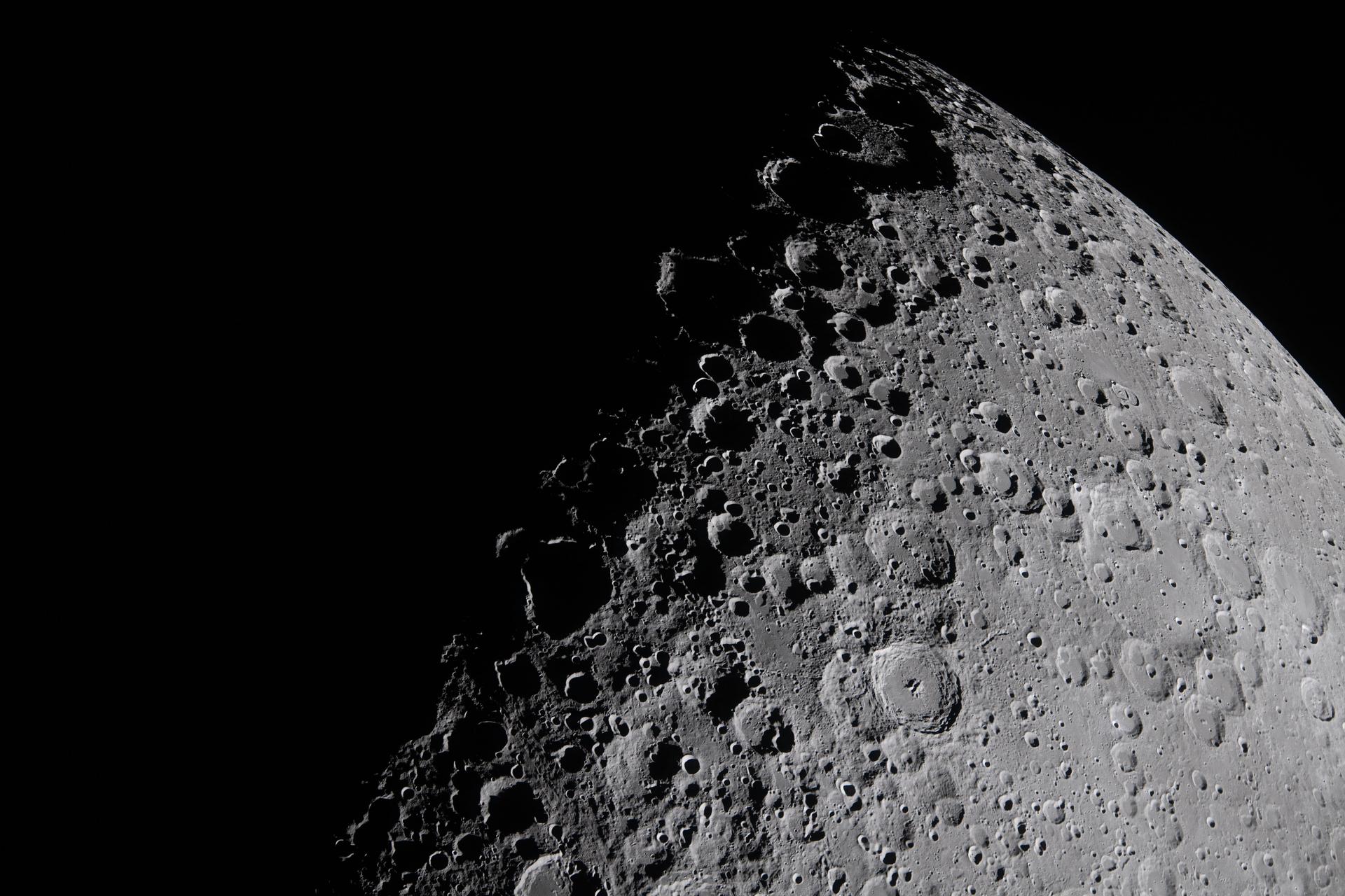 art002e009281 (April 6, 2026) – The Artemis II crew captures a portion of the Moon coming into view along the...