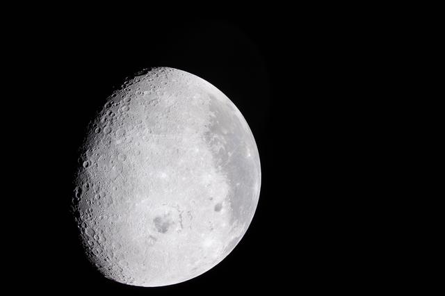 During the first shift of the lunar flyby observation period,...