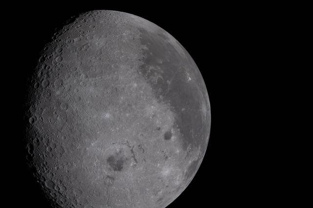 On the first shift during the lunar flyby observation period,...