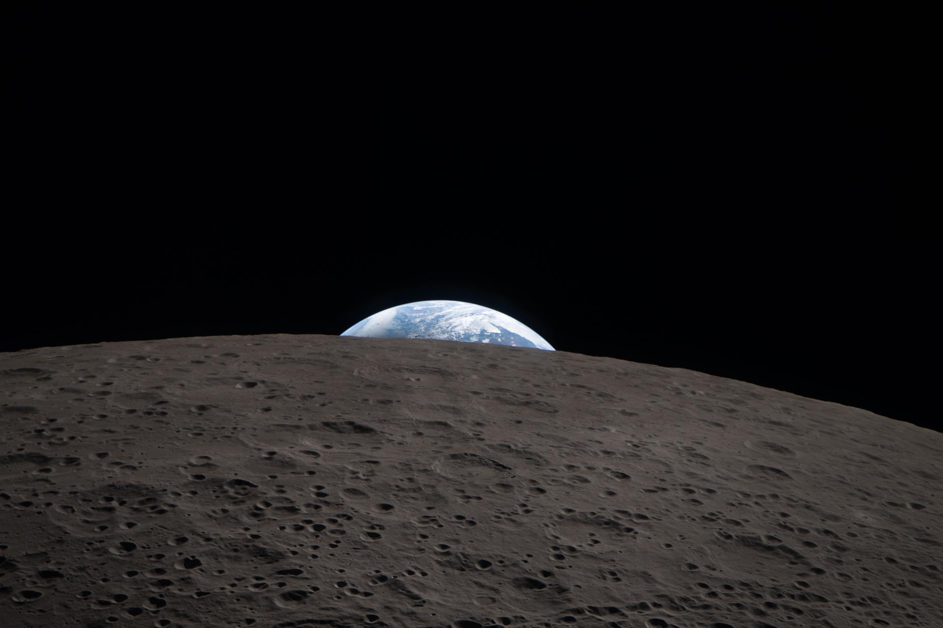 art002e021278 (April 6, 2026) – Echoing the iconic Earthrise photo captured by the Apollo 8 astronauts in 1968, during the...