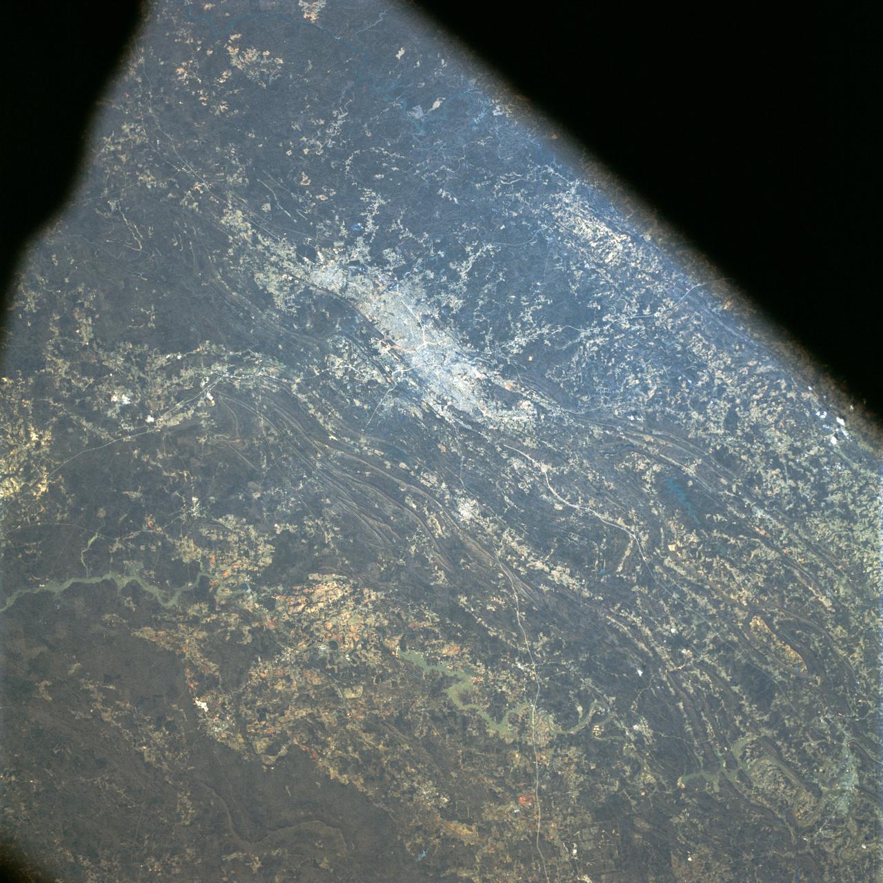 AS09-23-3566 (3-13 March 1969) --- Near vertical view of the Birmingham, Alabama area extending to Gadeden, as photographed from the Apollo 9 spacecraft during its Earth-orbital mission. The city spreads out between ridges of the folded southern Appalachian Mountains. The major stream in the picture is the Coosa River.